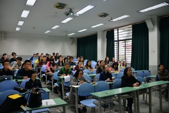 Professor Huang Futao of Hiroshima University Visited Institute of Higher Education and Gave Lectures