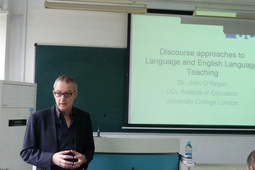 UCL大学教育学院John O’Regan博士到访教育学部并作题为“语言教学和英语教学的话语途径”的学术讲座